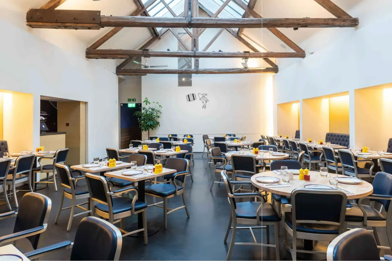 Light furniture and an optimised layout for a casual restaurant