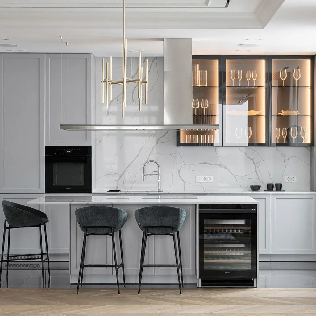 Modern kitchen with light-toned floor tiles in harmony with the whole