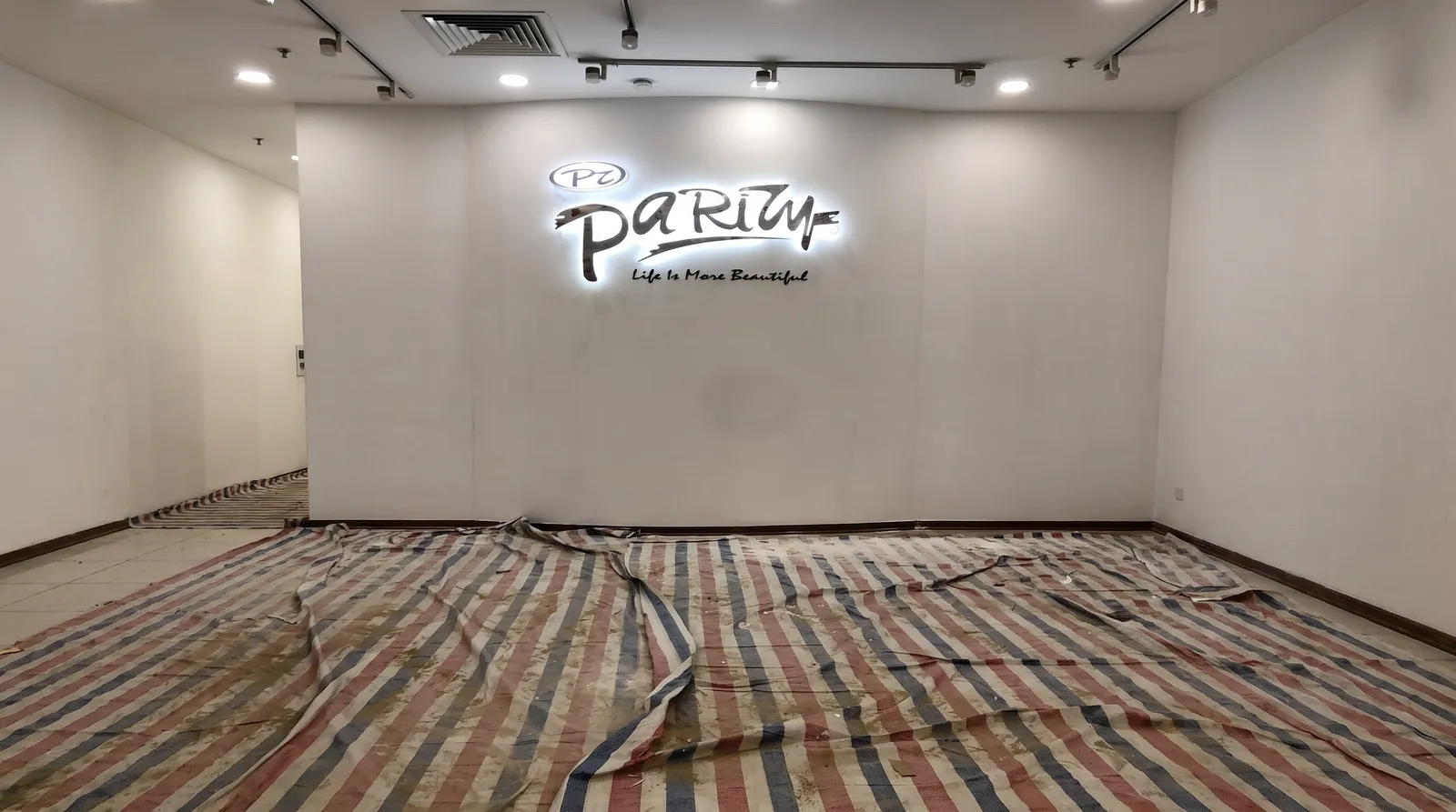 Parity fashion store design & build — on-site construction 3