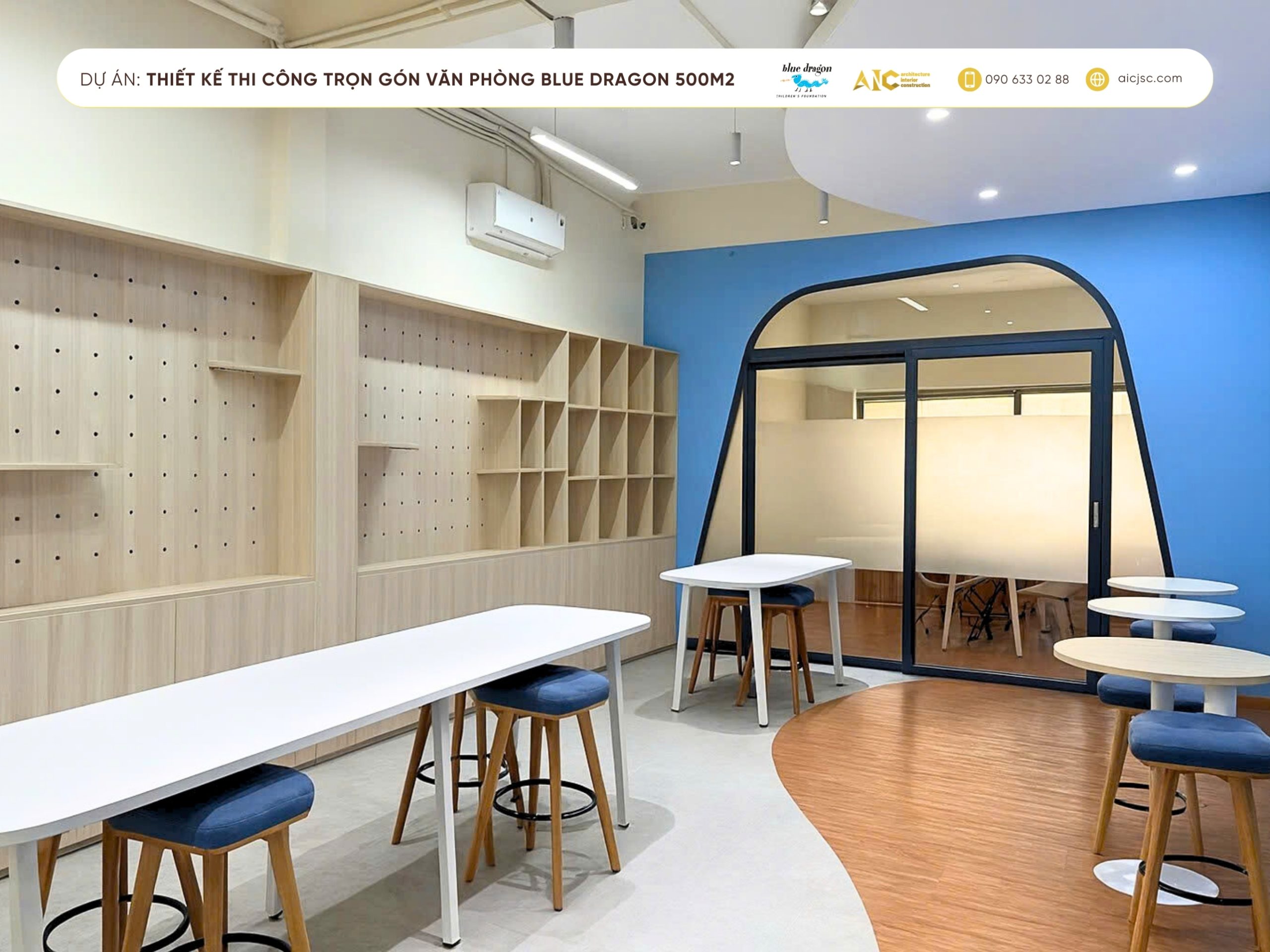 Không gian khu lưu trữ được bố trí nhiều kệ gỗ