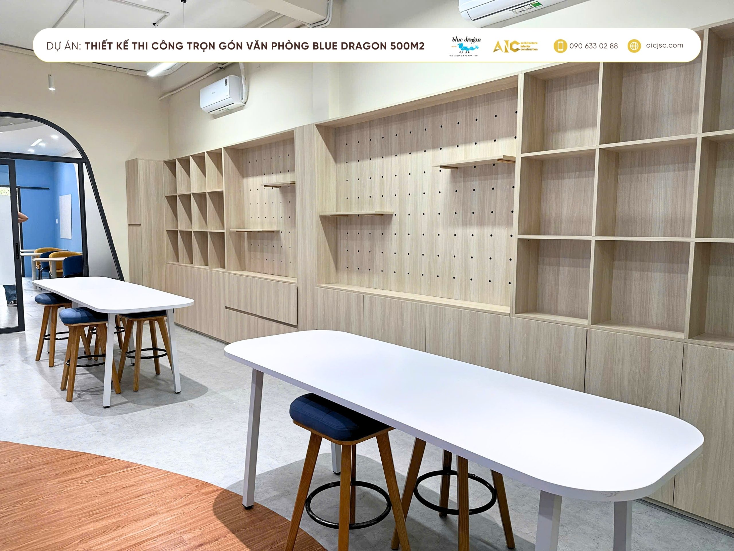 Màu sắc tươi sáng của Blue Dragon tạo cảm giác năng động, hài hòa với nội thất gỗ tone sáng