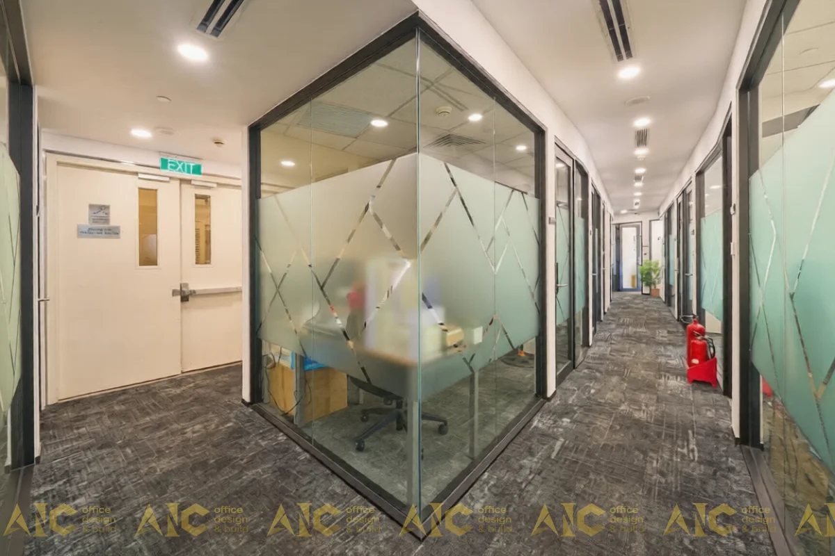 Hành lang và vách ngăn kính mờ hiện đại trong thiết kế văn phòng VCBS