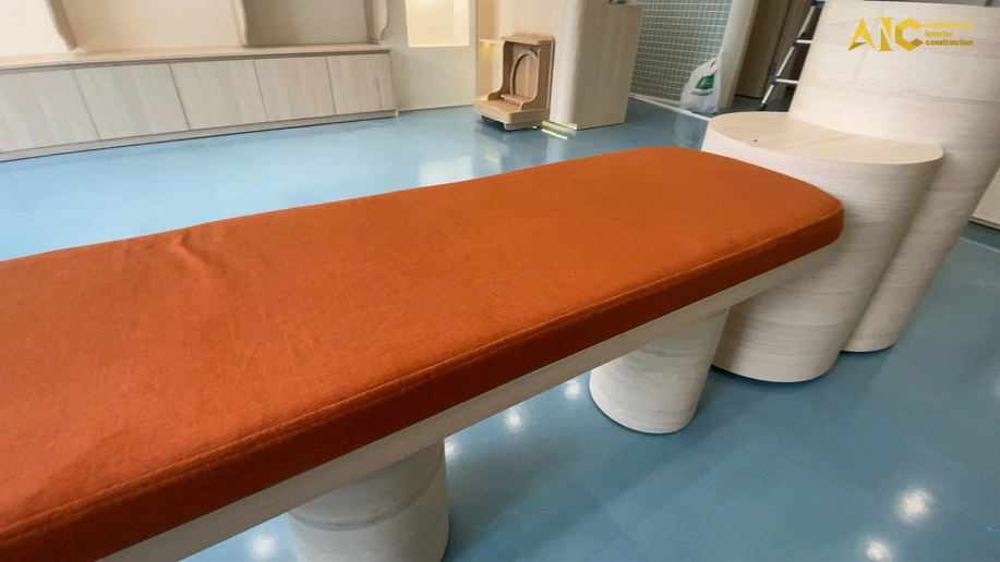 Khu vực ghế băng dài bọc nệm màu cam thương hiệu dành cho khách hàng ngồi chờ