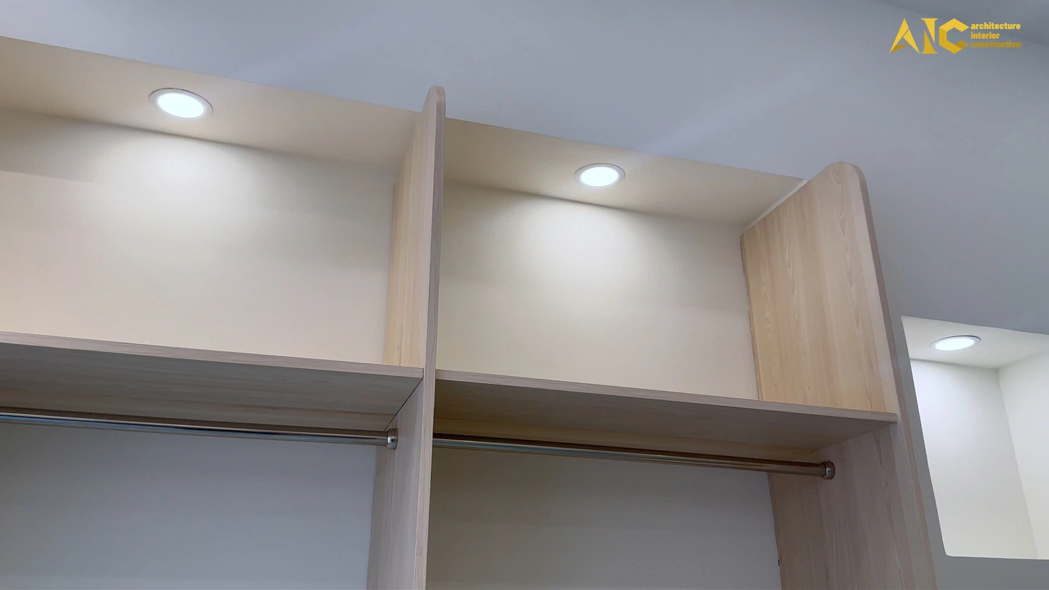 Chi tiết hệ đèn LED hắt sáng âm trần tủ gỗ giúp tôn vinh vẻ đẹp sản phẩm thời trang