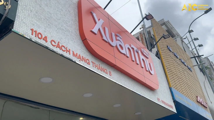 Mặt tiền và biển hiệu cửa hàng Áo tắm Xuân Thu tại Cách Mạng Tháng 8 nổi bật sắc cam