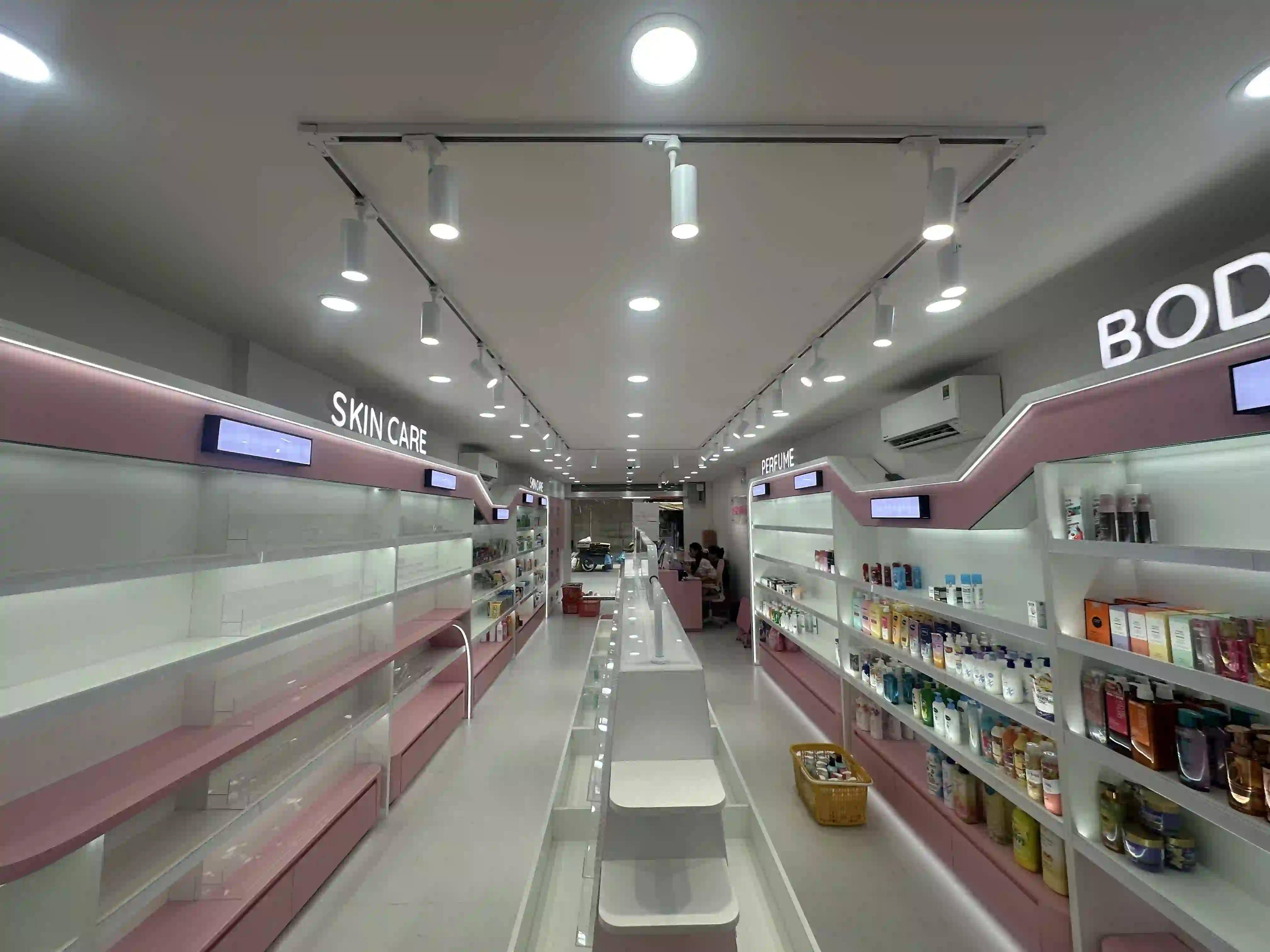 Kệ trưng bày mỹ phẩm Skin Care ngập tràn ánh sáng