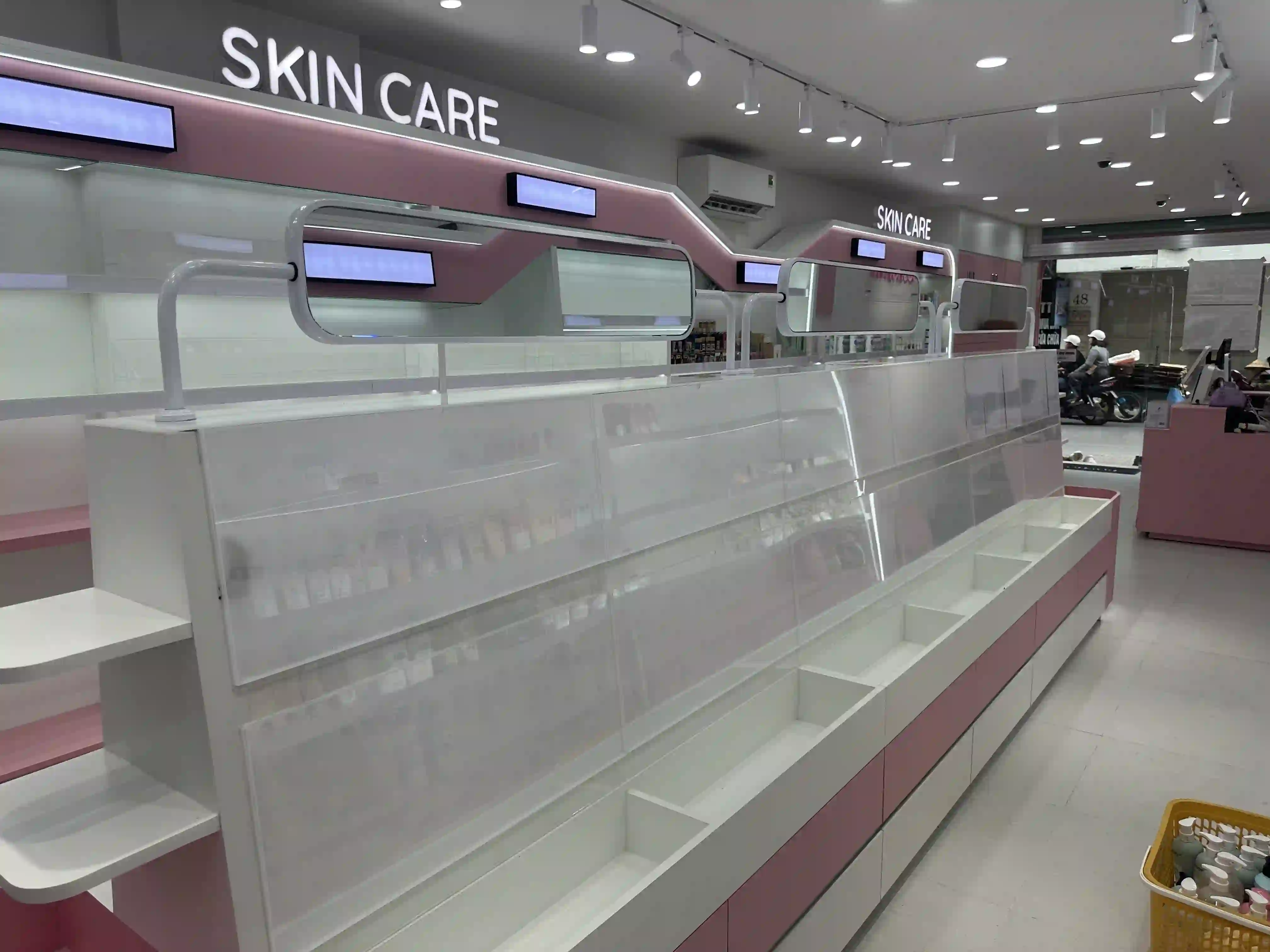 Thiết kế kệ cong mềm mại, nữ tính tại khu vực mua sắm