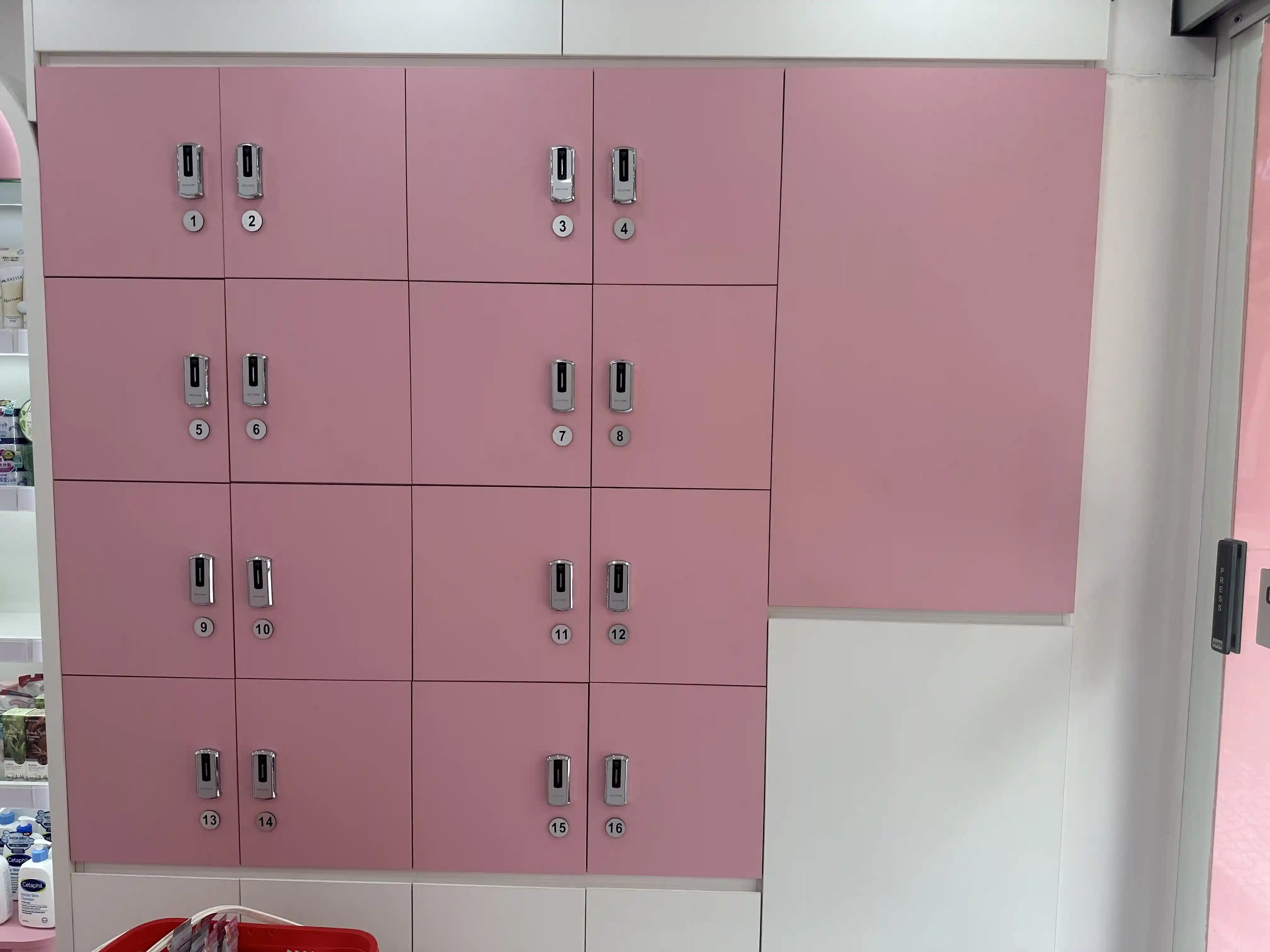 Hệ tủ locker hồng xinh xắn dành cho khách hàng