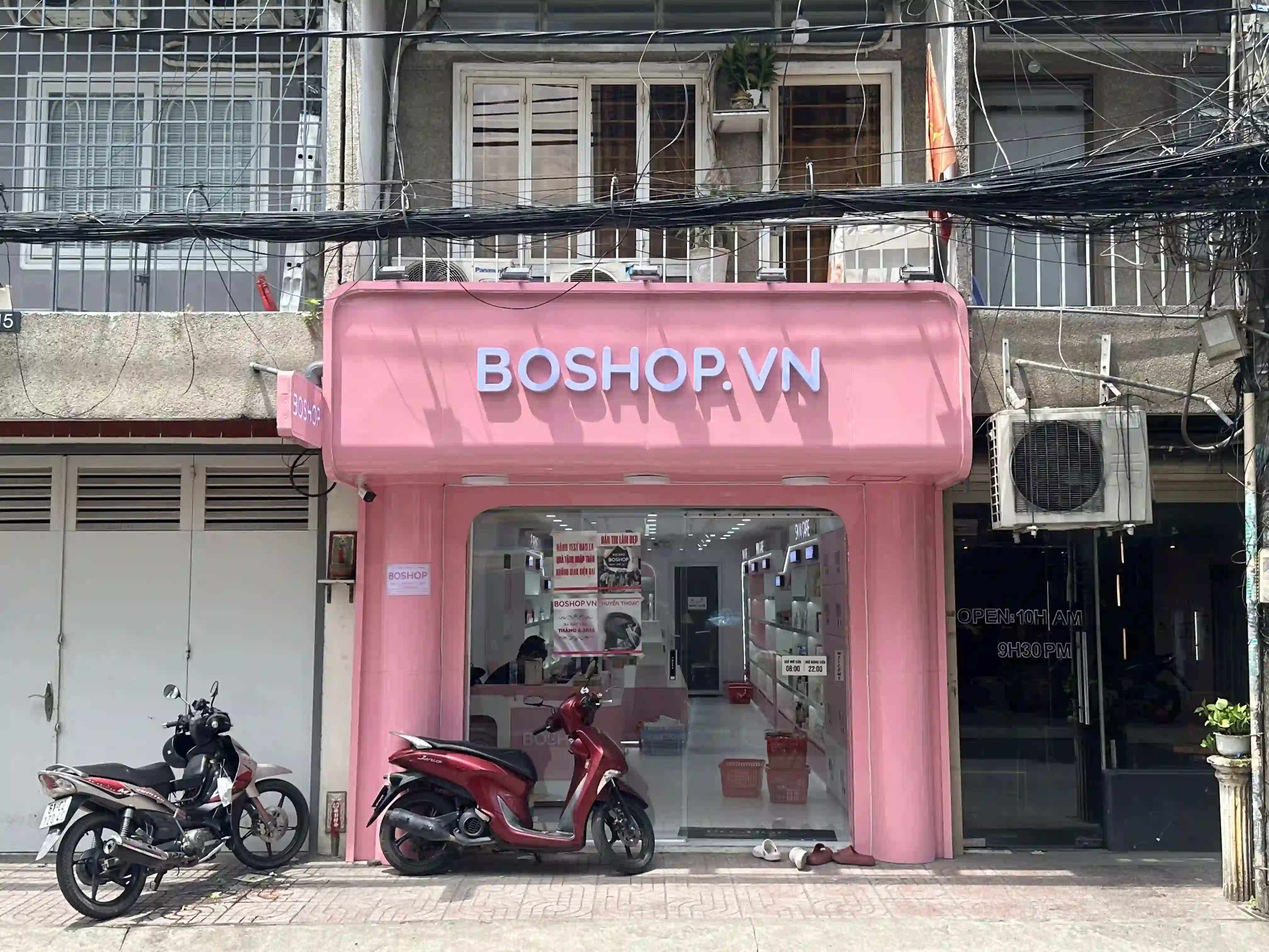 Mặt tiền Boshop.vn hồng pastel nổi bật rực rỡ góc phố