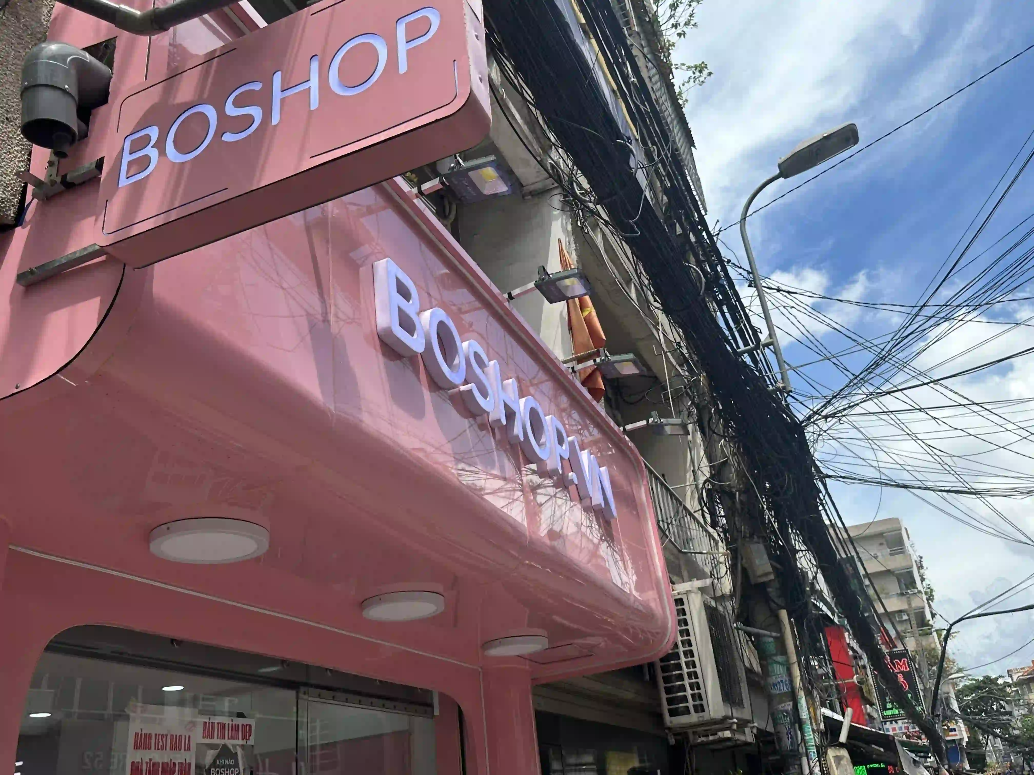 Biển hiệu Boshop rực rỡ thu hút ánh nhìn người qua đường