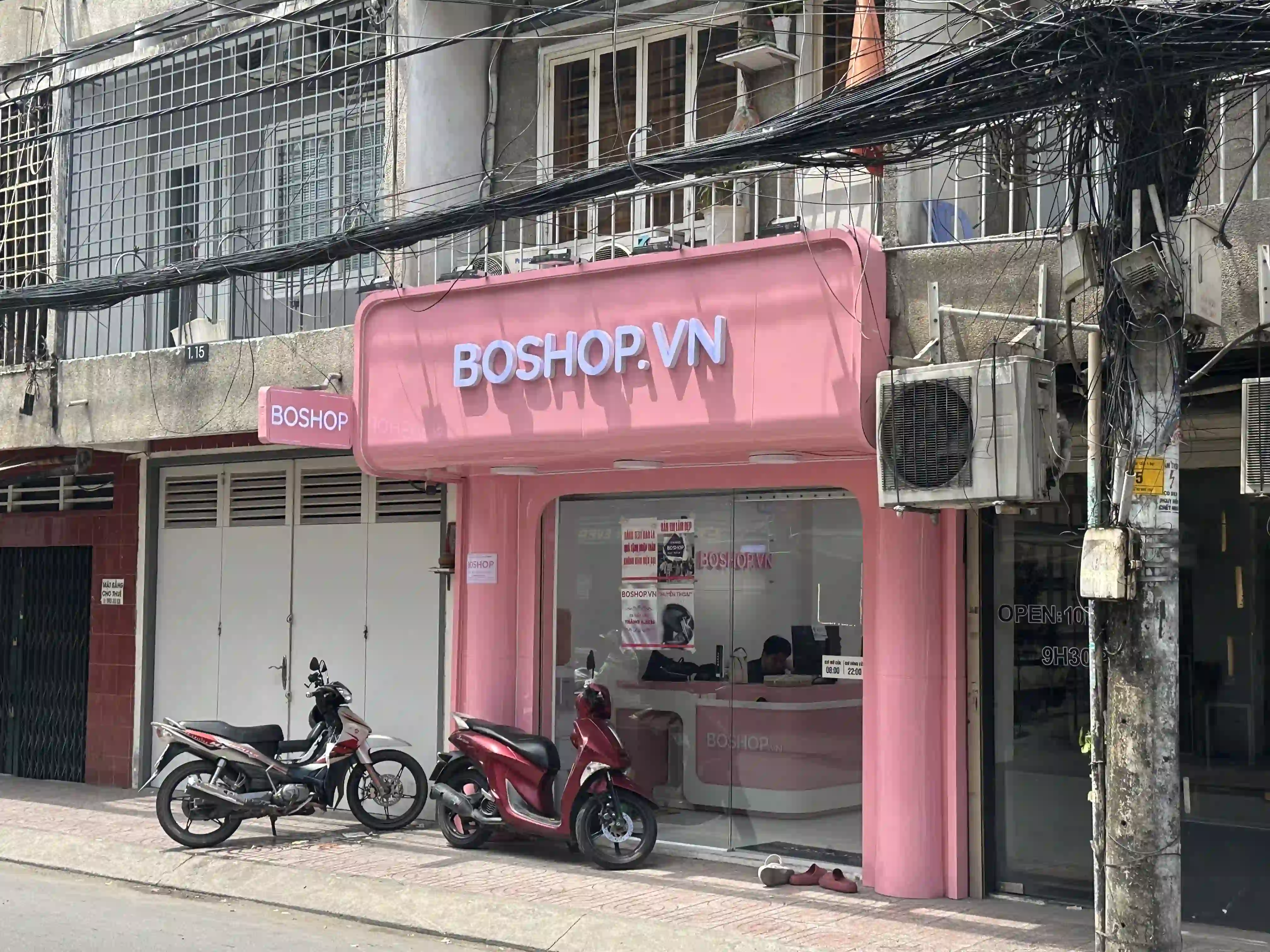 Góc nhìn cận cảnh mặt tiền cửa hàng mỹ phẩm Boshop hiện đại