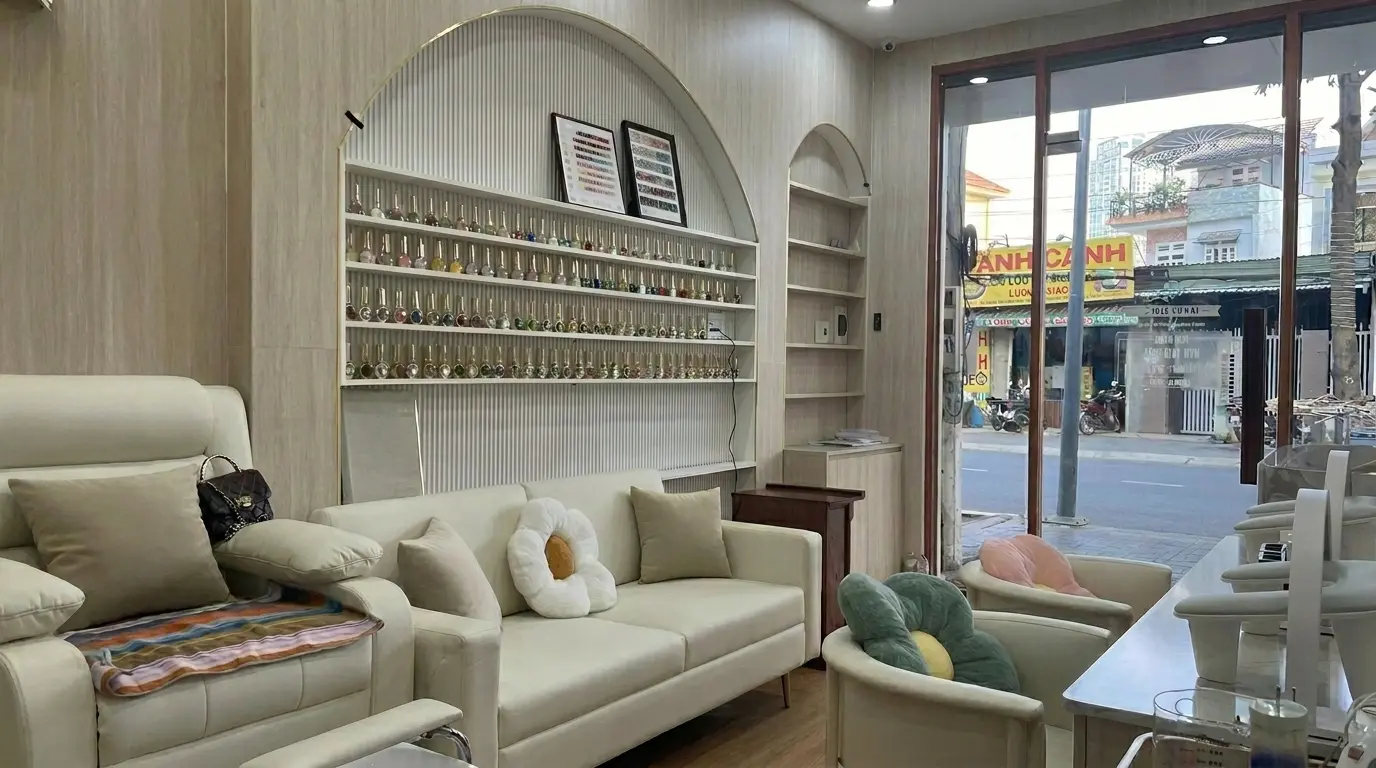 Góc nhìn từ ngoài vào không gian làm móng sang trọng của Nàng Nail