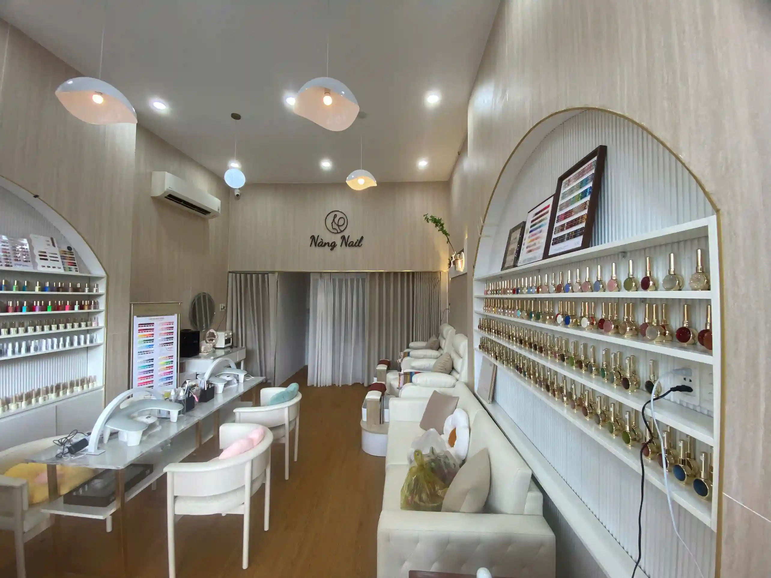 Ghế làm nail thư giãn được bố trí khoa học tối ưu diện tích