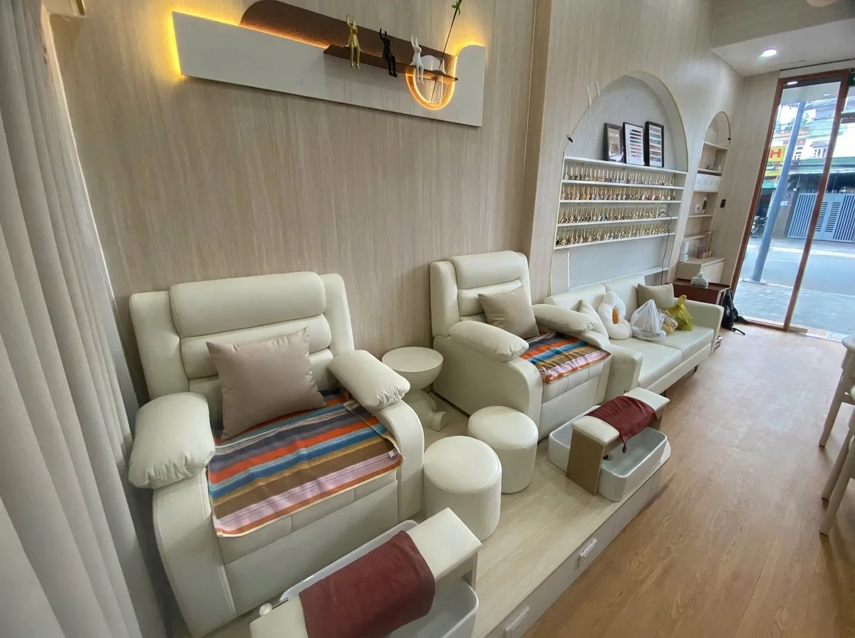 Hệ tủ kệ trưng bày sơn móng tay thiết kế vòm cong tinh tế