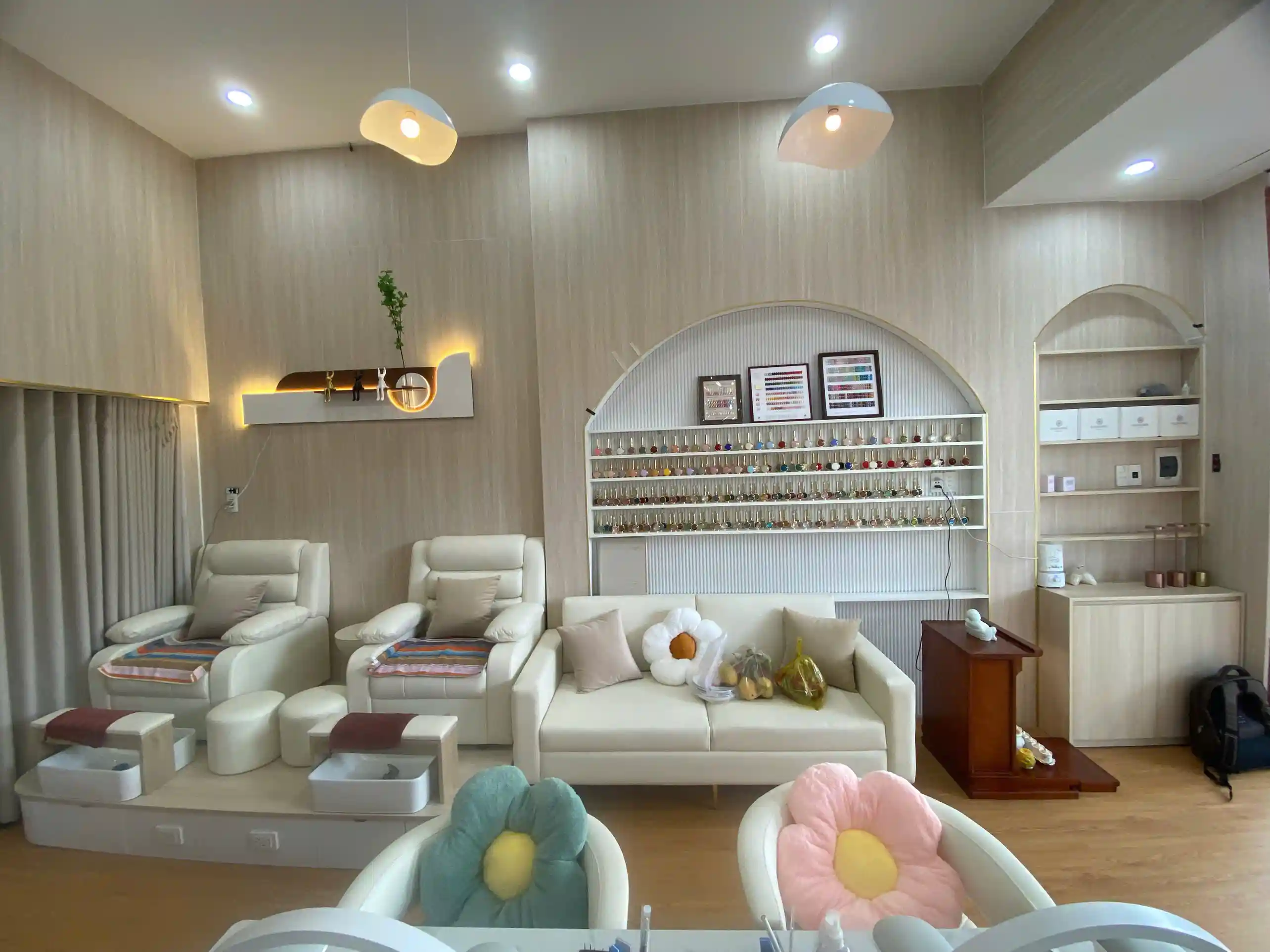 Bố trí ánh sáng vàng dịu nhẹ mang lại cảm giác thư thái