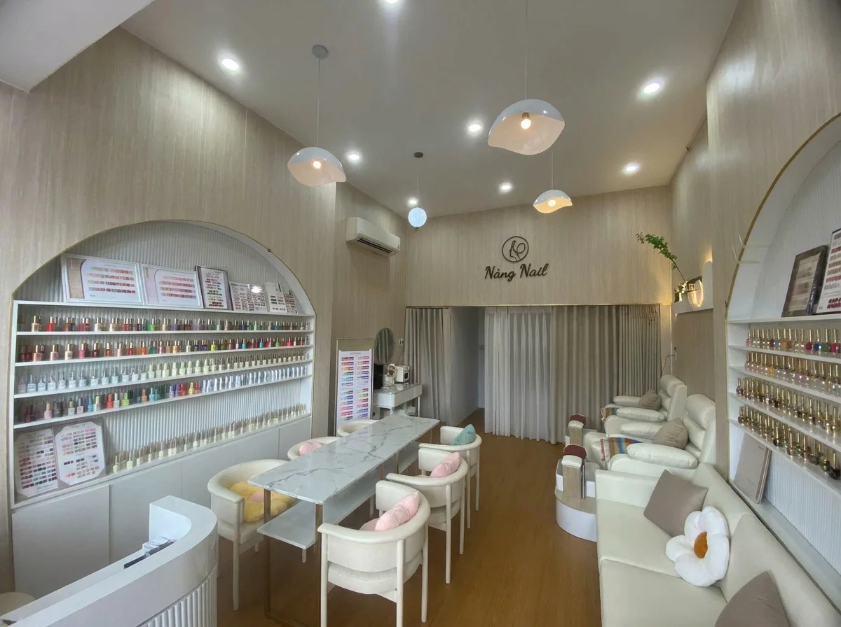 Bàn làm nail ốp đá marble kết hợp ghế ngồi đệm nỉ thanh lịch