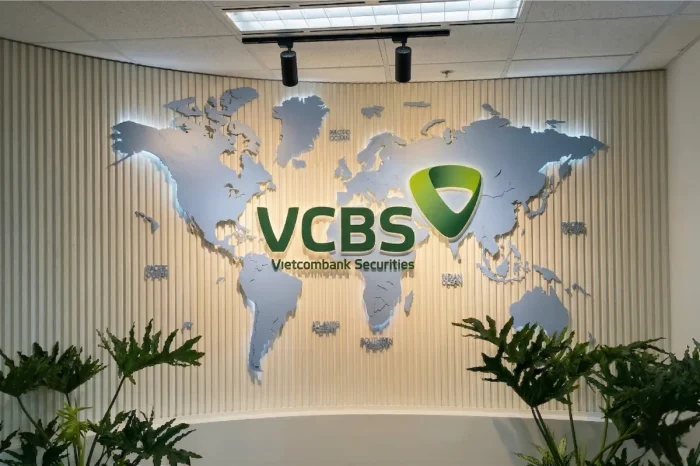 Logo VCBS và bản đồ thế giới tại sảnh chính văn phòng Bitexco Financial Tower